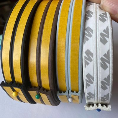 Türen und Fenster Selbstklebstoff EPDM Sponge Gummi Versiegelung Streifen in Farben mit Stapelhöhe von 3-25mm und Breite von 3-50mm
